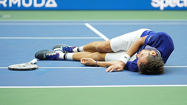 Rus Daniil Medveděv slaví triumf na US Open.