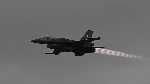 Veern ncvik vystoupen eckho Zeus Demo Teamu se strojem F-16 na Dnech NATO v Ostrav