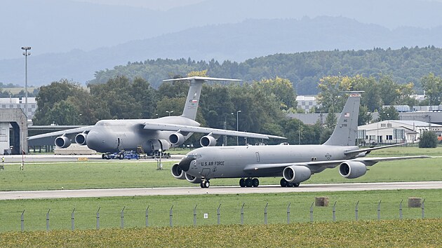 Americký KC-135 Stratotanker a transportní C-5M Super Galaxy (v pozadí) na Dnech NATO v Ostravě