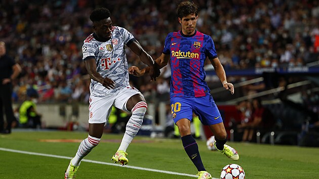 Sergi Roberto (Barcelona) odehr�v� m�� p�ed Alphonsem Daviesem z Bayernu.
