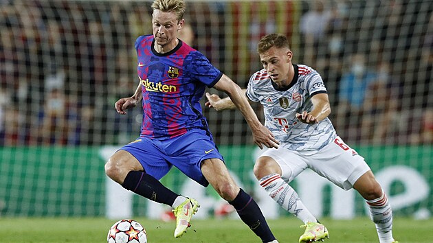 Frankie de Jong z Barcelony unik� Joshuovi Kimmichovi z Bayernu.
