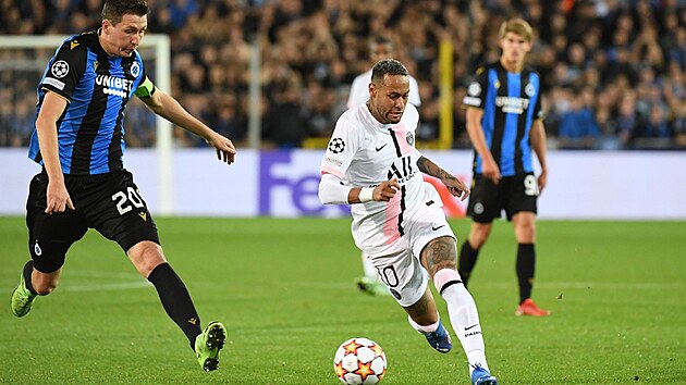 Neymar (PSG) sprintuje s balone v zpase s Bruggami.