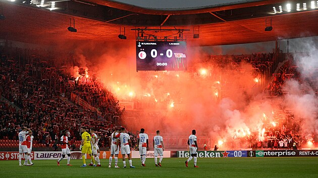 Fanoušci Unionu Berlín rozpoutali pyrotechnickou show na stadionu Slavie.