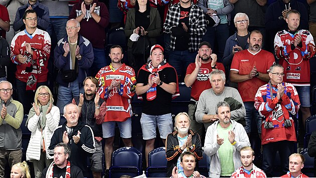 Potlesk fanouk za zesnulho bvalho hokejovho reprezentanta a trenra Ladislava Lubinu.