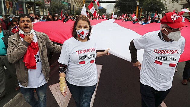 U nikdy vce terorismus, kaj npisy na trikch demonstrujcch. Stovky se jich sely v Lim, kde si Abimael Guzmn, kter v sobotu zemel, odpykval doivotn trest. (12. z 2021)