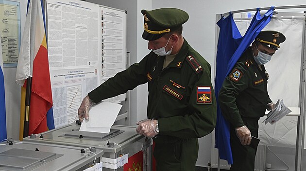 Důstojníci ruské armády vhazují v Rostovu na Donu volební lístky do urny během třídenních parlamentních voleb, které začaly v Rusku. (17. září 2021)