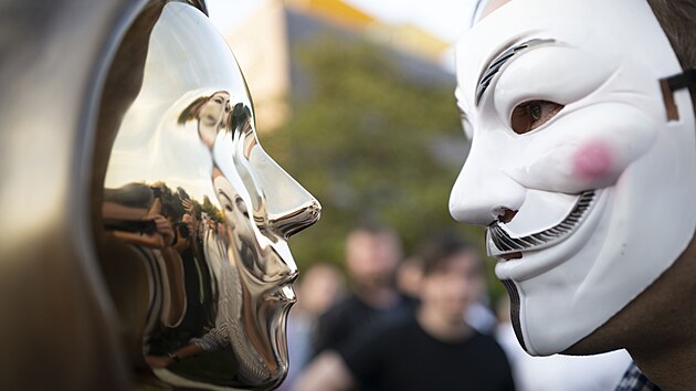 Obraz mue s maskou Guye Fawkse se odr ve zbrusu nov soe bitcoinu odhalen v Budapeti. Umlec tv zmrn vytvoil jako zrcadlo, protoe bitcoin pat kadmu. (16. z 2021)