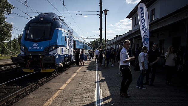 Nová vlaková souprava, která začne jezdit mezi Ostravou, Frýdkem-Místkem, Frýdlantem nad Ostravicí a Frenštátem pod Radhoštěm, byla slavnostně představena a pokřtěna na nádraží Ostrava Střed.