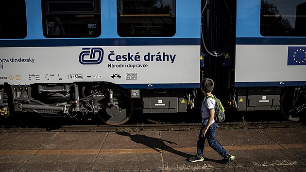 Nová vlaková souprava, která začne jezdit mezi Ostravou, Frýdkem-Místkem, Frýdlantem nad Ostravicí a Frenštátem pod Radhoštěm, byla slavnostně představena a pokřtěna na nádraží Ostrava Střed.