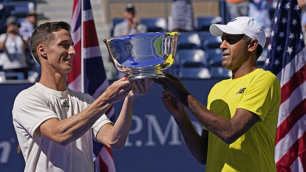 Amerian Rajeev Ram (vpravo) pozved spolu s Britem Joem Salisburym trofej pro...