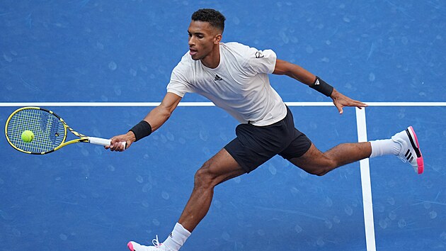 Kanaan Felix Auger-Aliassime se natahuje po balonku.