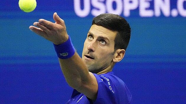 Novak Djokovi servruje v semifinle US Open.