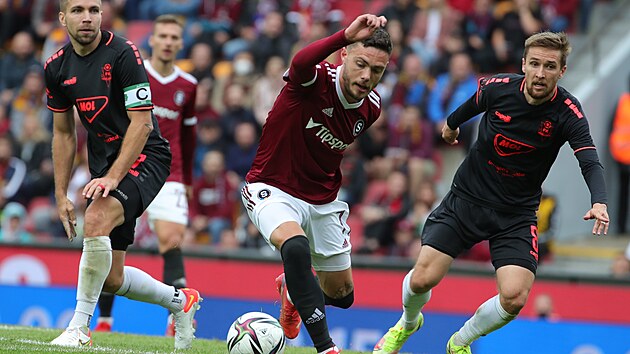 David Karlsson (uprost�ed) ze Sparty prob�h� s balonem mezi dv�ma jabloneck�mi soupe�i.