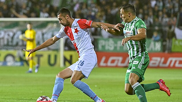 Ivan Schranz ze Slavie (vlevo) vede balon, zastavit se ho sna Martin Dostl z Bohemians.