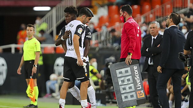 Carlos Soler z Valencie std bhem utkn proti Realu Madrid.