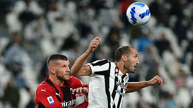 Giorgio Chiellini (vpravo) z Juventusu se tla za balonem v hlavikovm souboji.