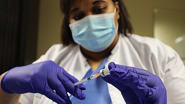Zdravotní sestra ve francouzském Nice připravuje vakcínu proti koronaviru pro...
