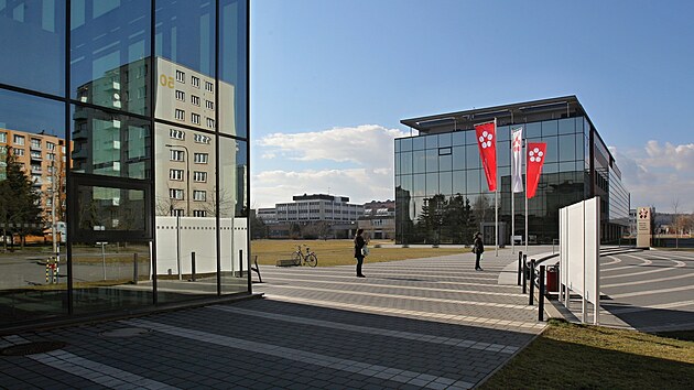 Jihoesk univerzita m modern kampus pi Braniovsk ulici.