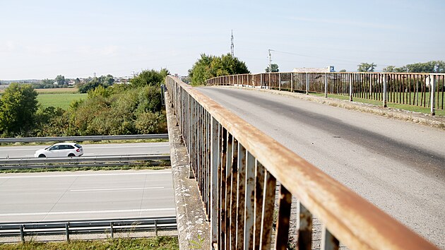 Most s slem 40 pes dlnici D2 mezi Podivnem a Velkmi Blovicemi na Beclavsku je zaazen do st cyklostezek. Nadjezd slou tak drobnm zahrdkm pi cest na pozemky za dlnic.