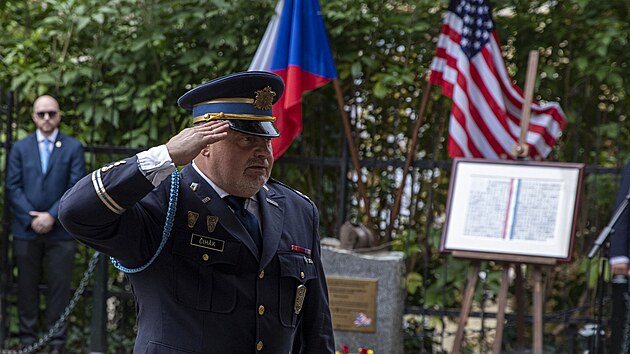 Dnen akce se zastnili tak pedstavitel americk ambasdy, hlavnho msta, radnice Prahy 1, profesionlnch i dobrovolnch hasi a zstupci zchrann sluby. Vichni se ve svch projevech shodli v tom, e tragick udlosti v roce 2001 zmnili svt, je teba si je pipomnat, ale zrove si z nich brt ponauen. (11. z 2021)