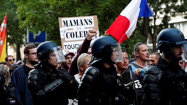 Ve Francii opt protestovali desetitisce lid proti covid pasm a povinnosti prokazovat se jimi v restauracch, barech i doprav. (11. z 2021)