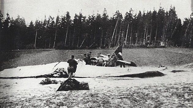 Je�t� v den hav�rie se na m�sto dostavila vy�et�ovac� komise, jej� �lenov� zaznamenali v nemocnici posledn� slova plukovn�ka Charv�ta. Zem�el den po hav�rii.