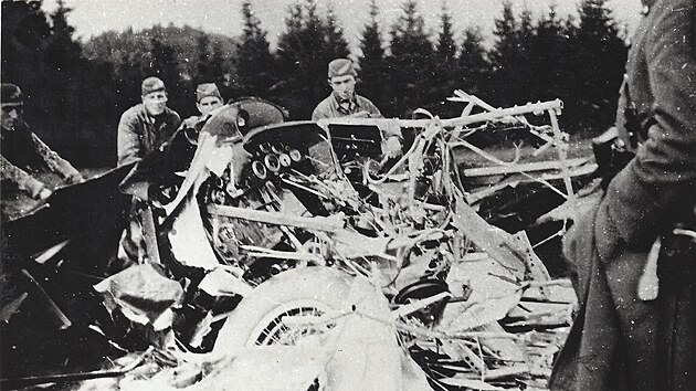 S odklzenm stroje nkolik dn po leteck nehod pomhali vojci z Prostjova.