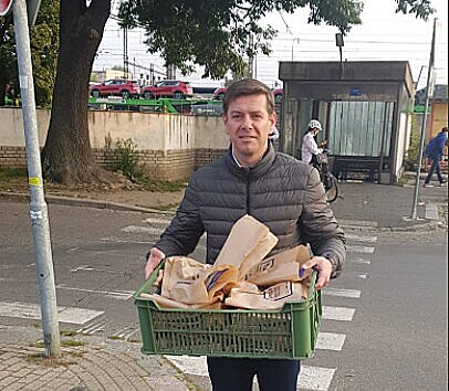 Jan Skope�ek za koalici SPOLU rozd�val v r�mci kampan� v rann�ch hodin�ch v Nymburce jablka kolemjdouc�m lidem. 
(14.9.2021)