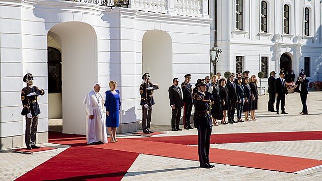 Pape Frantiek navtvil slovensk prezidentsk palc v doprovodu prezidentky.