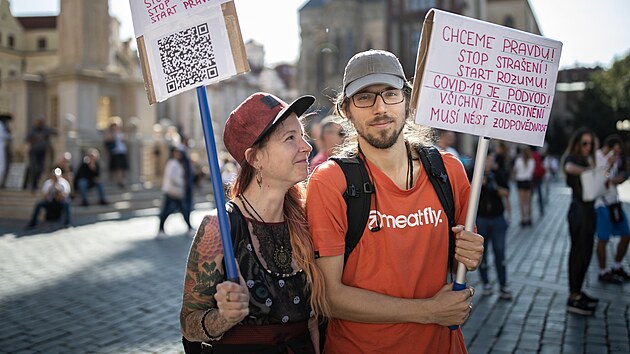 Demonstrace na Staroměstském náměstí v Praze proti nošení roušek a distanční výuce. (20. září 2021)