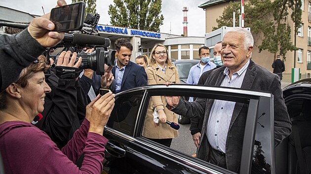 Bval prezident Vclav Klaus dnes krtce ped jedenctou hodinou opustil nemocnici. (17. z 2021)