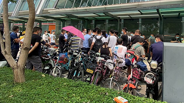 Lidé se shromáždili před sídlem firmy Evergrande v Šen-čenu. Požadují naplnění závazků, které vůči nim firma má. (15. září 2021)