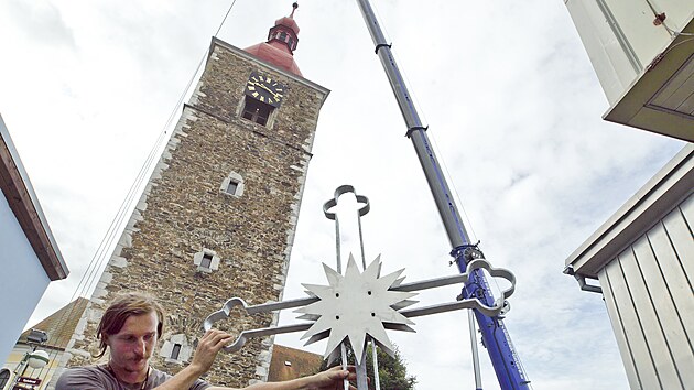 Horolezci ve tvrtek dopoledne vrtili opraven k na v u kostela Narozen svatho Jana Ktitele v Pibyslavi. Operace jim zabrala ti hodiny.