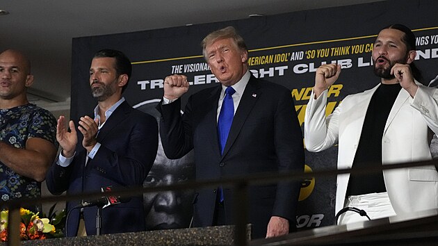 Americk exprezident Donald Trump pi boxersk exhibici Evander Holyfield vs. Vitor Belfort.