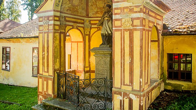 Malajsijsk� kr�lovsk� fond koupil z�mek Protiv�n i s p�ilehl�m parkem. Pam�tku chce do roku 2023 zrenovovat, investice bude zhruba p�l miliardy korun. Nov�m majitelem je mezin�rodn� investi�n� skupina IC Group. Z�mek koupila za 100 milion� korun. Otev��t ho chce v prvn� polovin� p��t�ho roku.