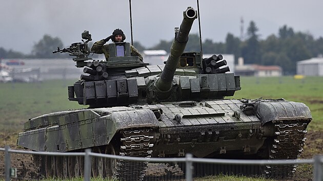 Na letišti v Mošnově na Novojičínsku pokračovaly dvoudenní Dny NATO a Dny Vzdušných sil Armády ČR, které jsou největší bezpečnostní přehlídkou v Evropě. Na snímku je bojový tank T-72 M4 CZ 7. mechanizované brigády Armády ČR. (19. září 2021)