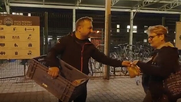 P�edseda KDU-�SL Marian Jure�ka rozd�v� sn�dani v r�mci kontaktn� kampan� p�ed volbami do Sn�movny. (14. z��� 2021)