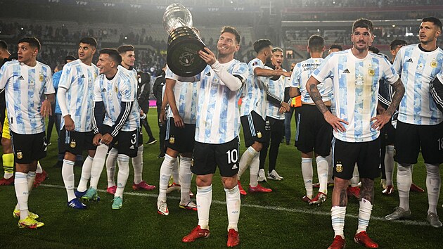 Lionel Messi a jeho argentint spoluhri si po utkn s Bolvi zapzovali s pohrem pro jihoamerick ampiony.