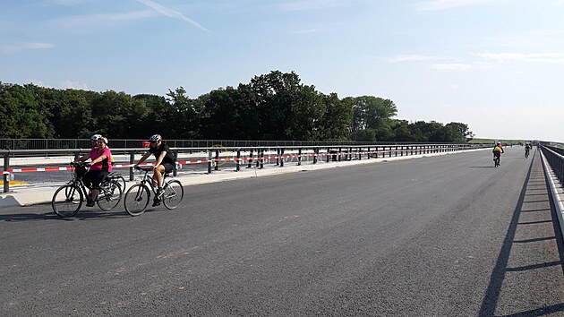 Dálnici ještě chybí finální vrstva asfaltu, cyklisté jezdili po hrubším povrchu.