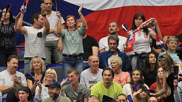 Čeští fanoušci slaví po vítězném setu v zápase s Francií.