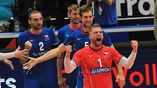 Český volejbalový tým se raduje po vítězném míči v utkání s Francií.