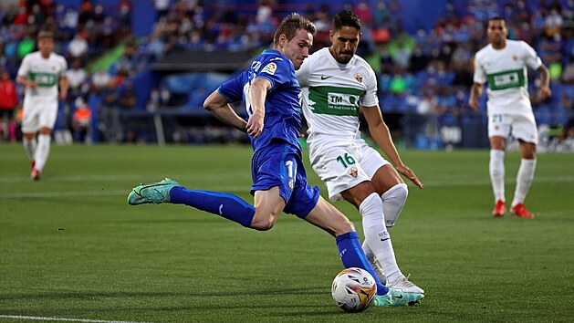 Jakub Jankto (vlevo) z Getafe odehrv m, brn ho Fidel Chves z Elche.