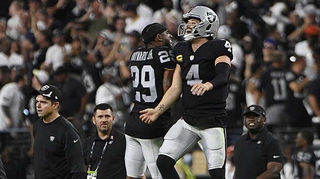 Casey Hayward (29) a Derek Carr (4) oslavuj vtzstv Las Vegas Raiders.