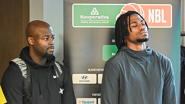 Jindichohradeck trenr Gilbert Abraham (vlevo) a jeho rozehrva Torin Dorn na tiskov konferenci Kooperativa NBL