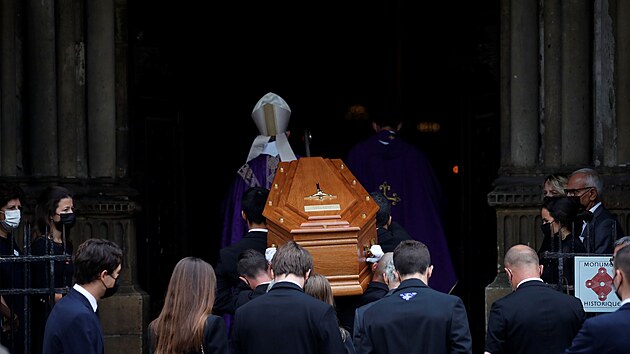 Rakev s ostatky Jeana-Paula Belmonda právě vnášejí dovnitř kostela Saint-Germain-des-Prés (10. září 2021).
