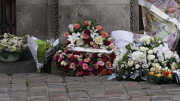 Květiny před kostelem Saint-Germain-des-Prés uctívají památku legendárního herce (10. září 2021).