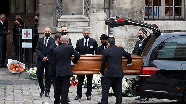 Pohřební služba vynáší rakev s ostatky Jeana-Paula Belmonda do kostela Saint-Germain-des-Prés (10. září 2021).