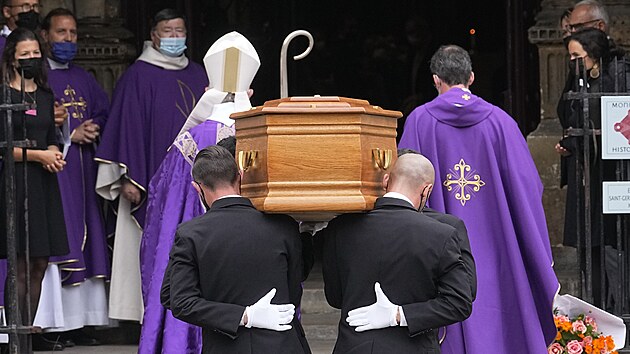 Zřízenci nesou za doprovodu kněžích rakev se zesnulým Jeanem-Paulem Belmondem na obřad do kostela Saint-Germain-des-Prés (10. září 2021).