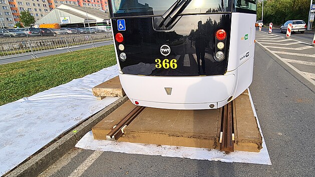 Projekt tramvajov trati na plzesk sdlit Vinice propaguje neobvykle Sprva veejnho statku msta Plzn usazenm tramvaje do mst, kde by jednou mla kolejov doprava slouit. (14. 9. 2021)