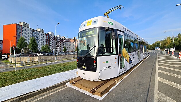 Projekt tramvajov trati na plzesk sdlit Vinice propaguje neobvykle Sprva veejnho statku msta Plzn usazenm tramvaje do mst, kde by jednou mla kolejov doprava slouit. (14. 9. 2021)